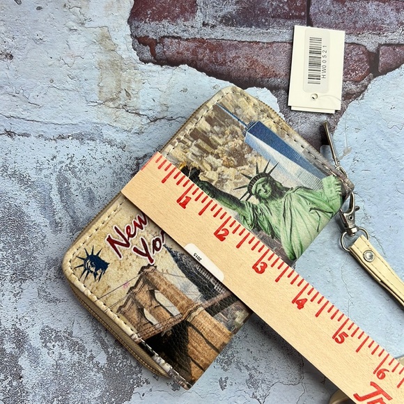🆕New York Graphic Wallet Wristlet Card Slots Zip Pocket Perfect for Everyday - Picture 7 of 8